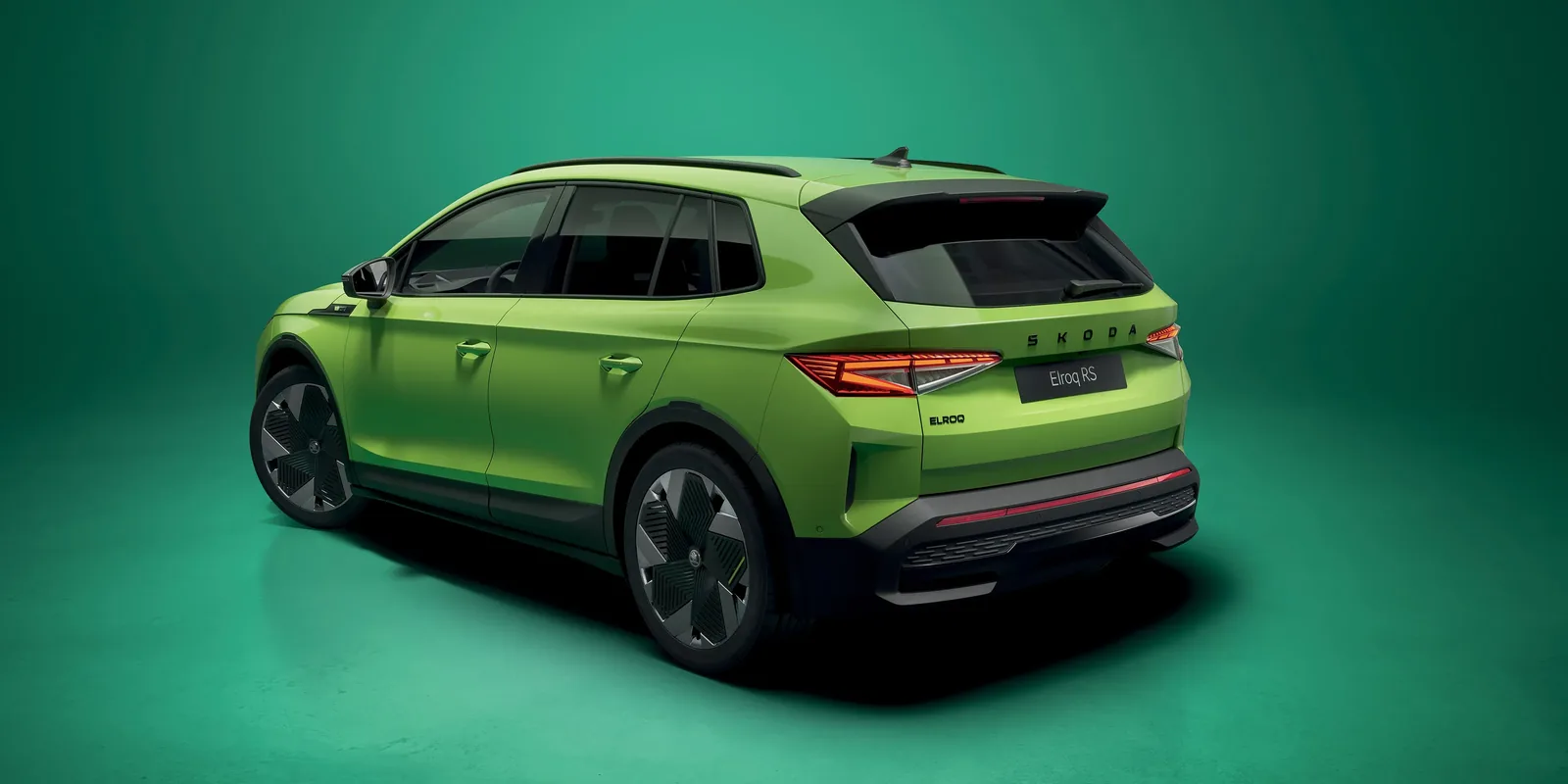 Skoda Elroq RS verde tres cuartos trasero en estudio