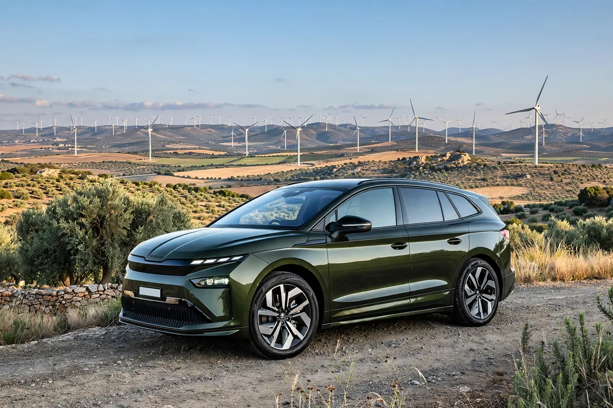 Skoda Enyaq 60 2026 en verde, tres cuartos delantero en carretera