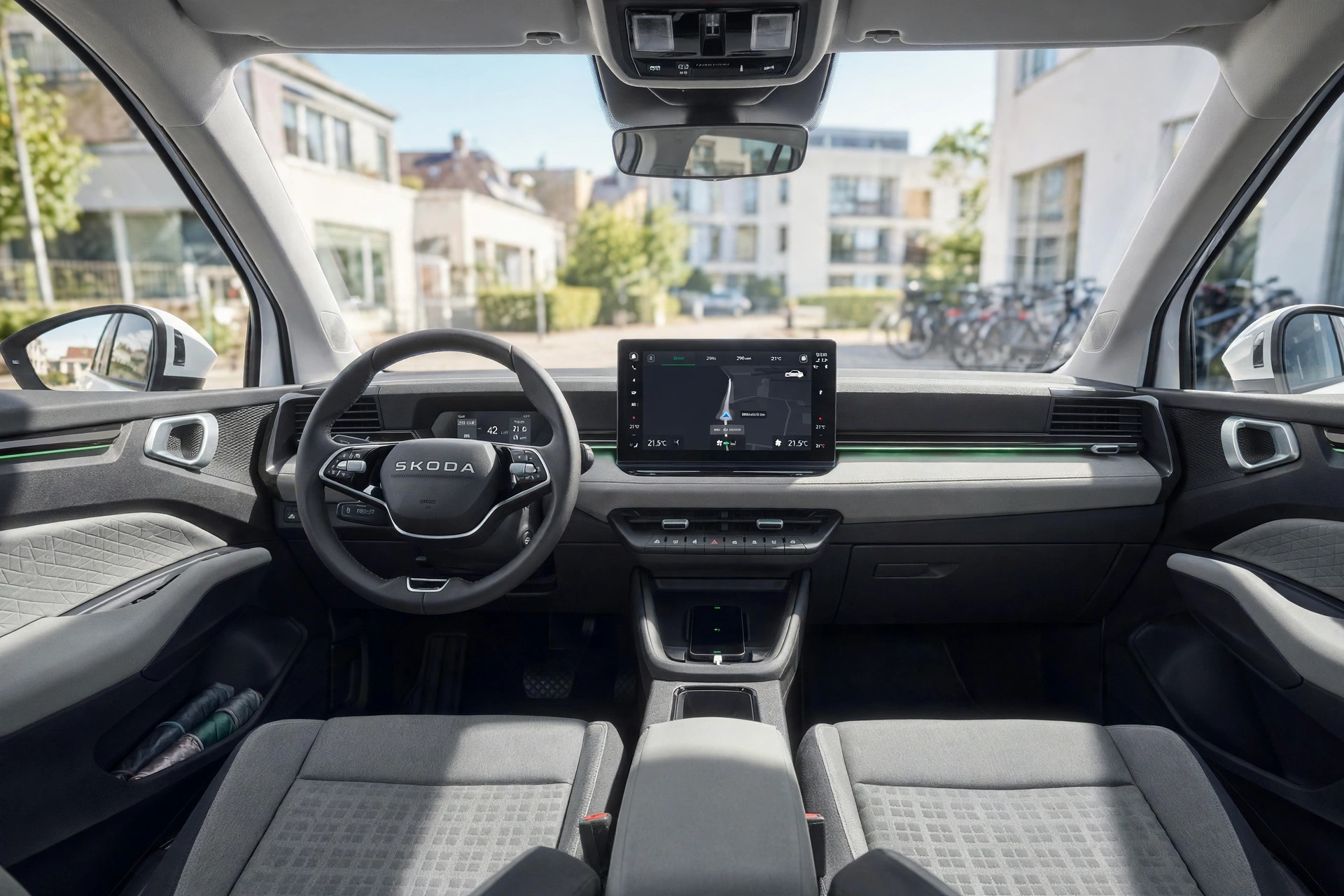 Interior del Skoda Epiq con pantalla táctil central, imagen editorial