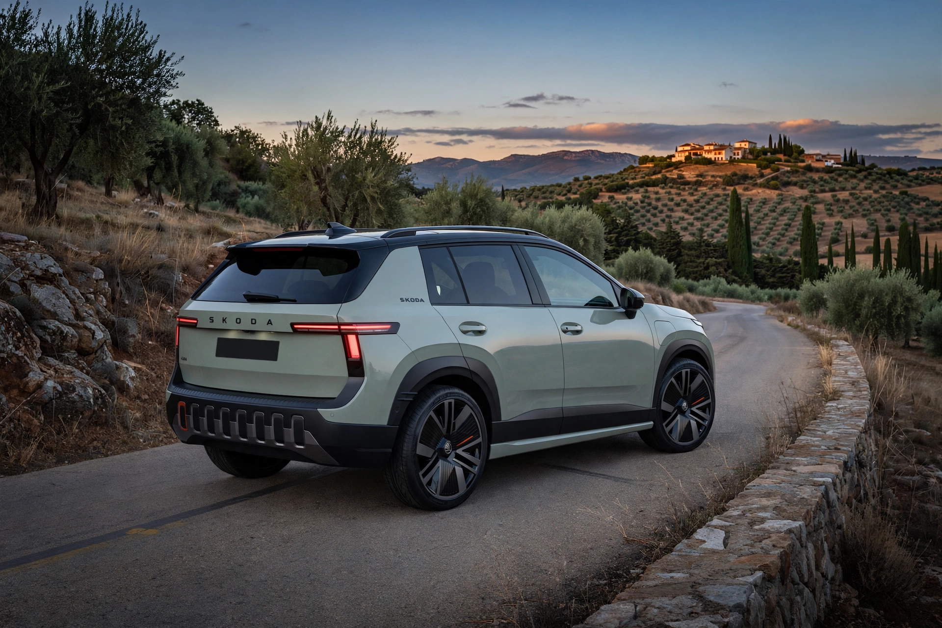 Skoda Epiq en tres cuartos trasero mostrando su firma lumínica, imagen editorial