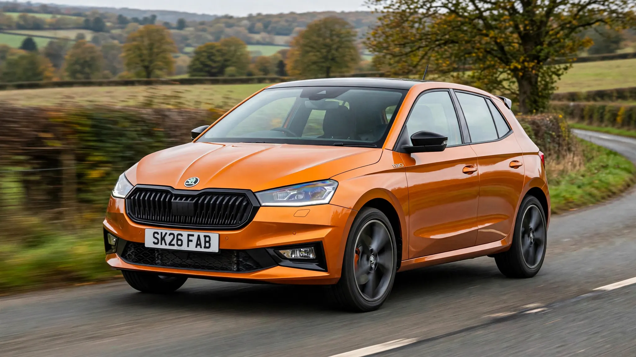 Skoda Fabia 1.5 TSI 2026 en carretera secundaria