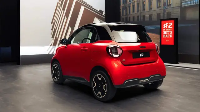 smart #2 rojo, trasera tres cuartos con la insignia #2