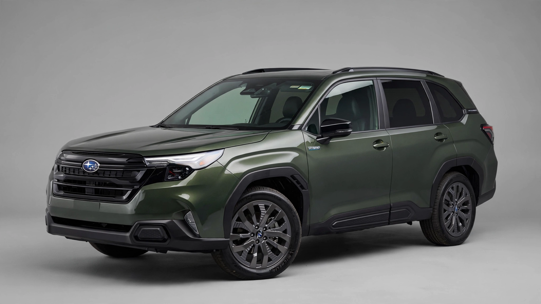 Subaru Forester 2025 verde en vista tres cuartos delantera
