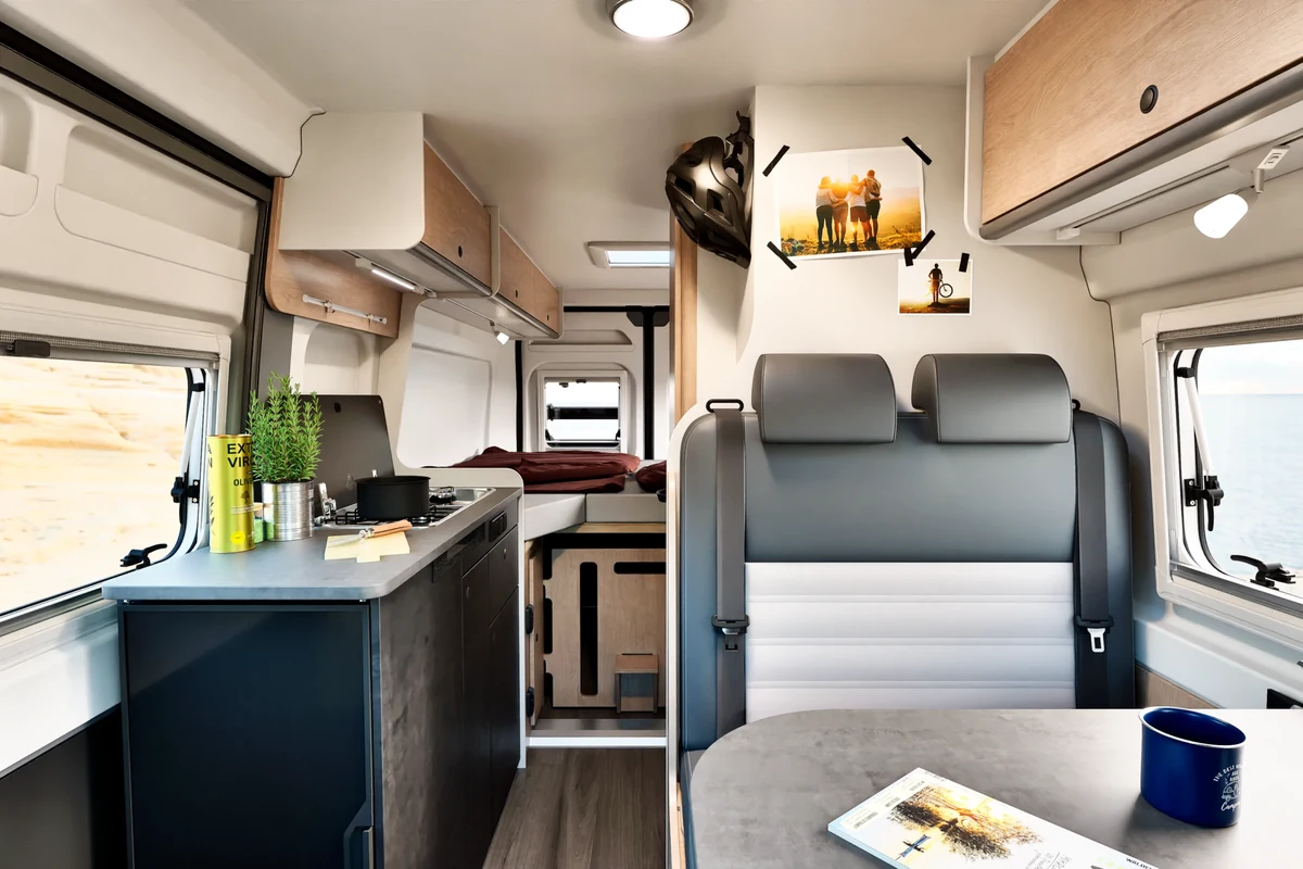 Interior del Sunlight Cliff 640 Adventure, salón visto de delante hacia atrás (foto oficial)