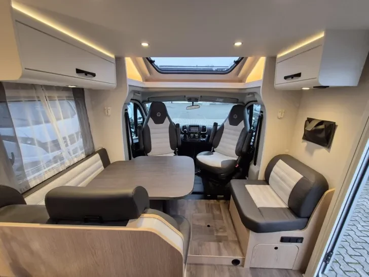 Interior oficial de la Sunlight T 68