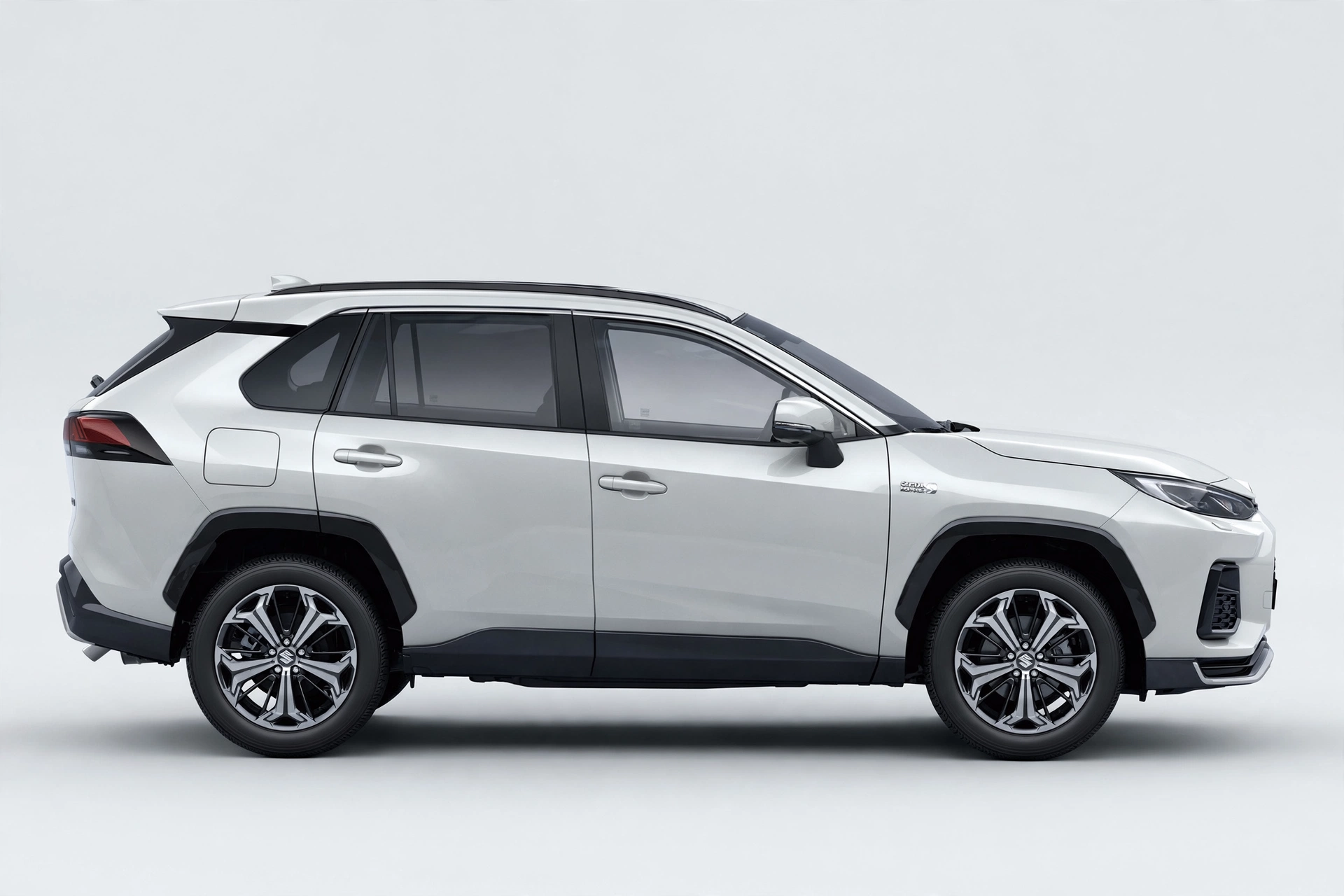 Suzuki Across PHEV plateado, vista lateral en estudio