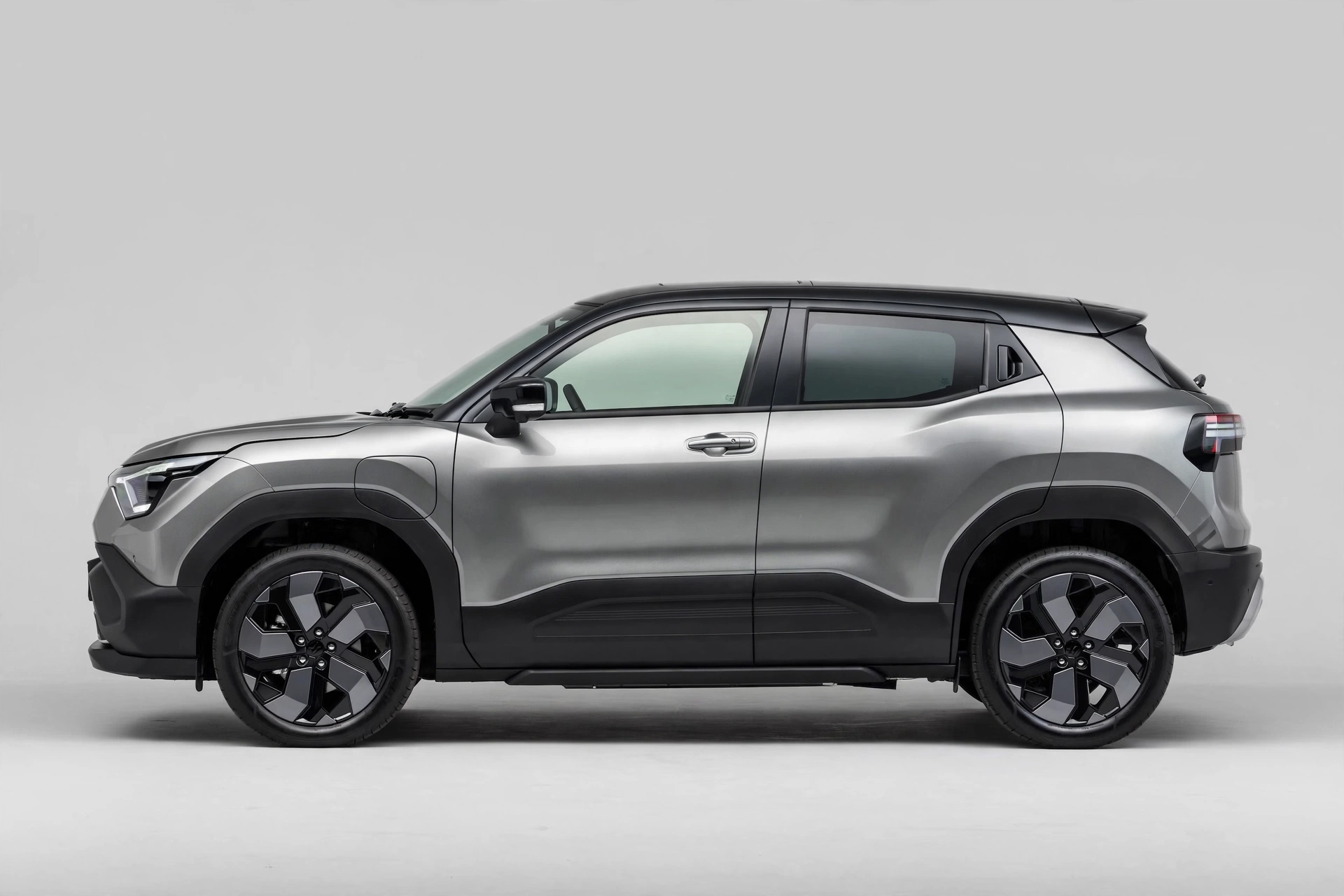 Suzuki e Vitara plateado, vista lateral en estudio