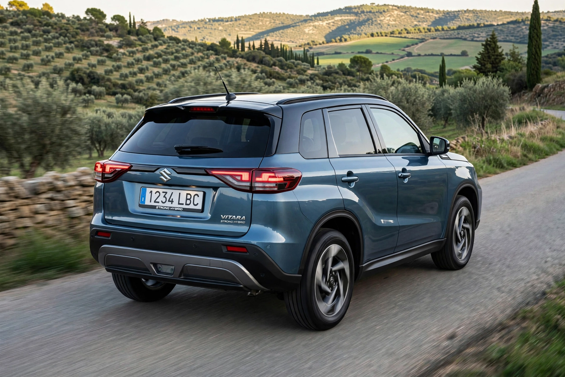 Suzuki Vitara Strong Hybrid, vista trasera en carretera