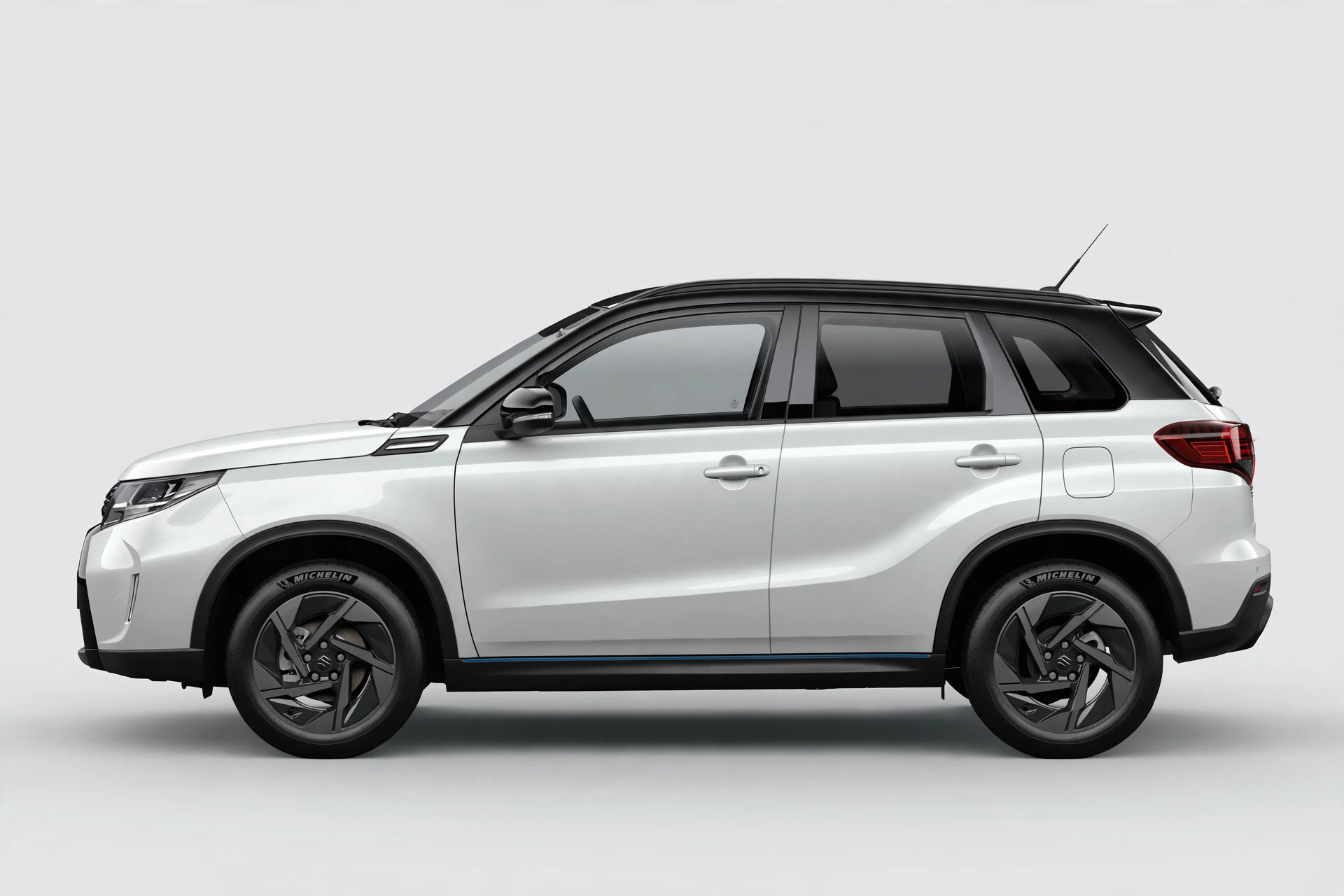 Suzuki Vitara Strong Hybrid, vista lateral en estudio