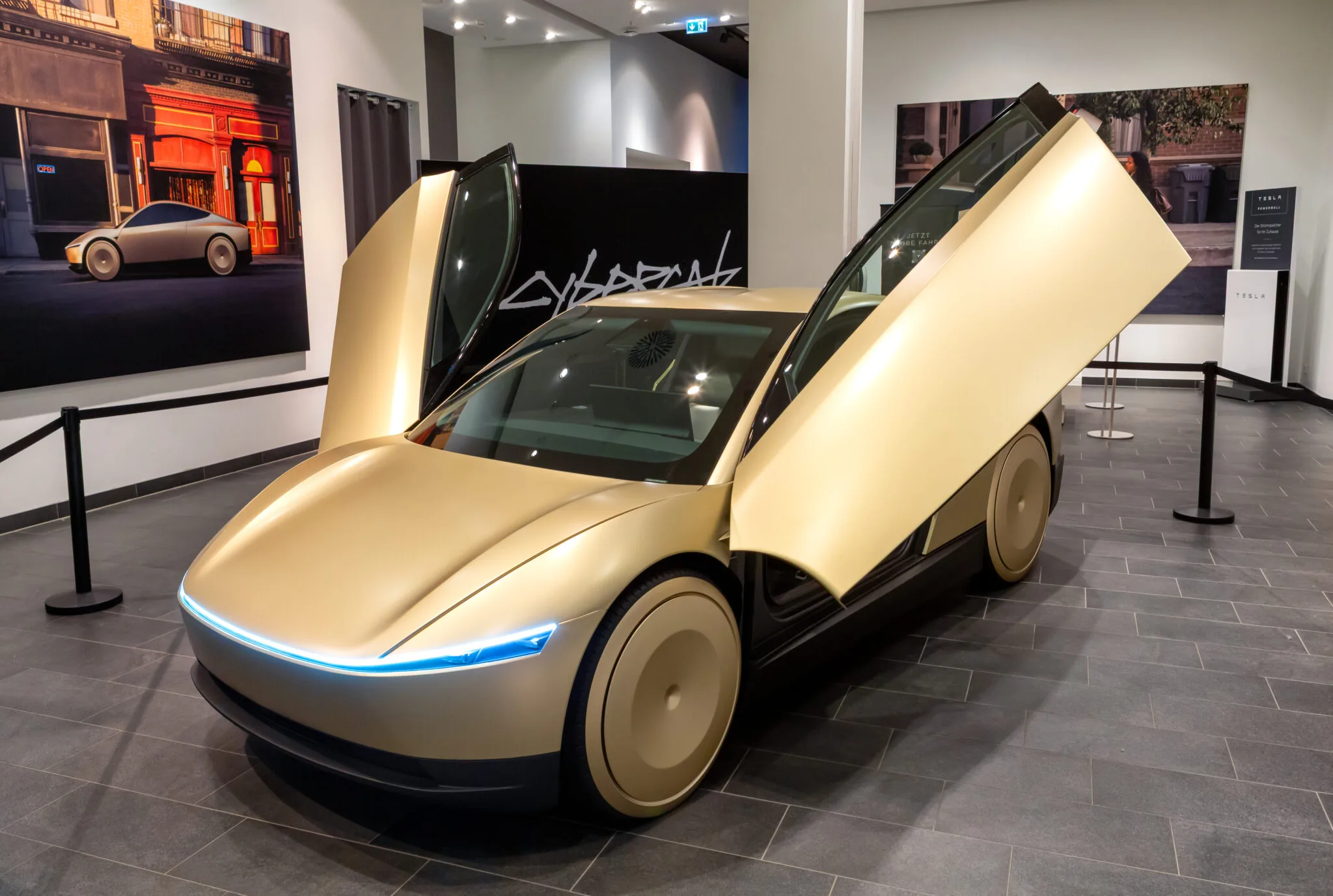 Tesla Cybercab, vista del robotaxi con puertas de mariposa