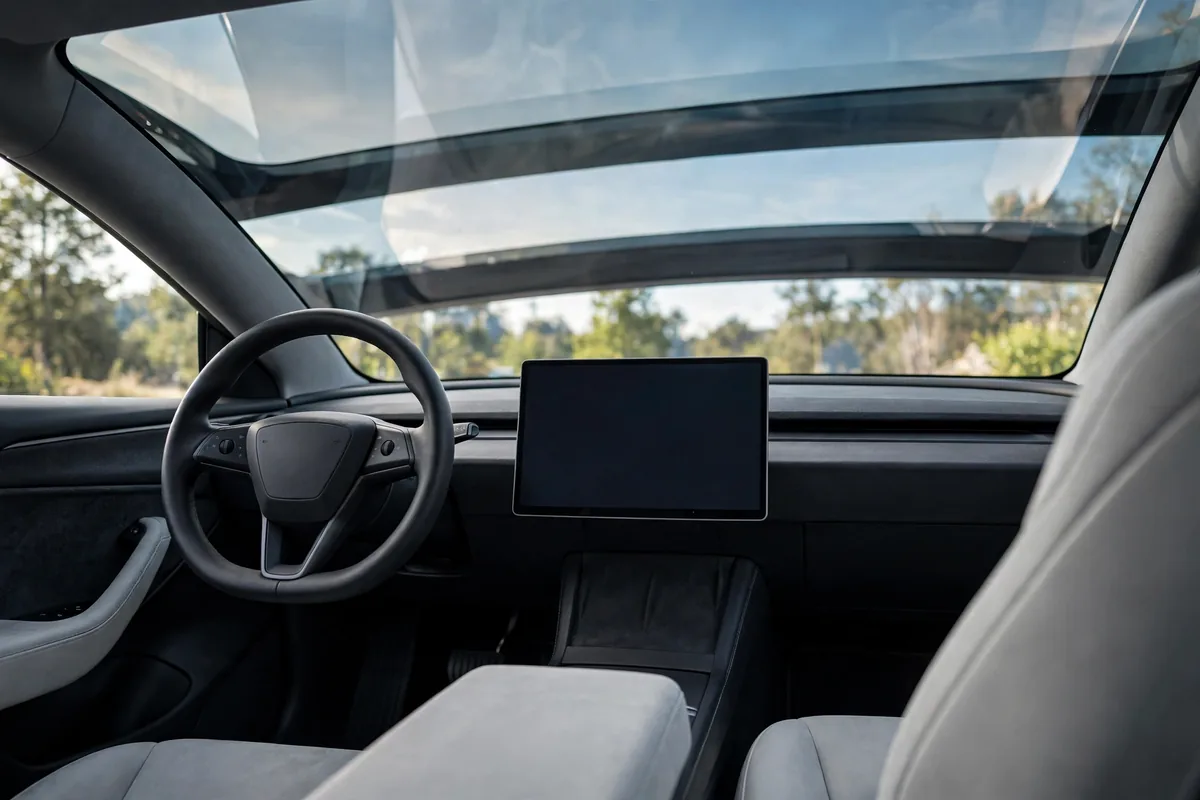 Interior minimalista del Tesla Model 3 con pantalla central