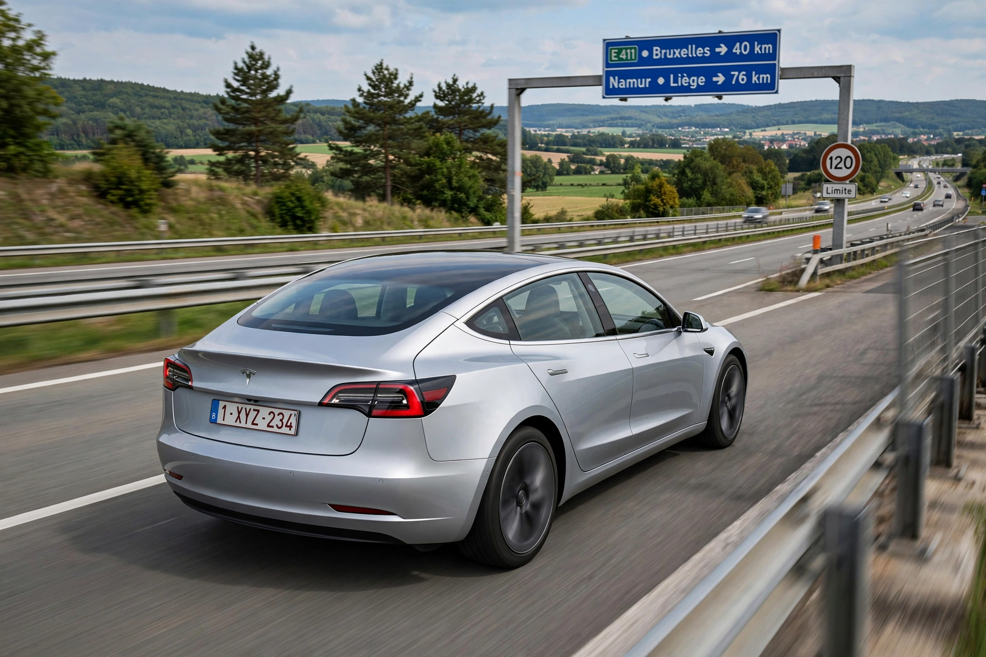 Tesla Model 3 gris circulando por autopista