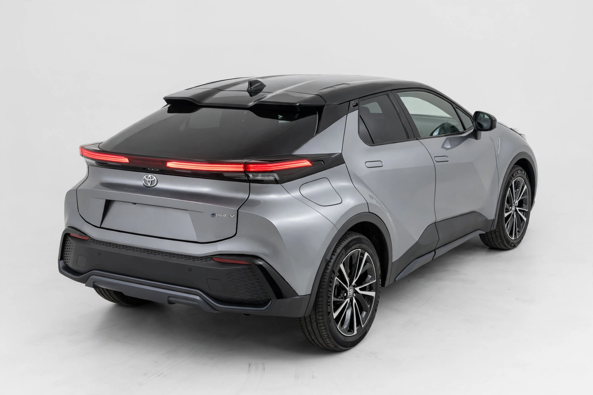 Toyota C-HR PHEV 2025, vista lateral del SUV coupé
