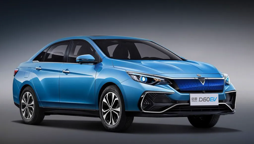 Venucia D60 EV azul, tres cuartos delantero