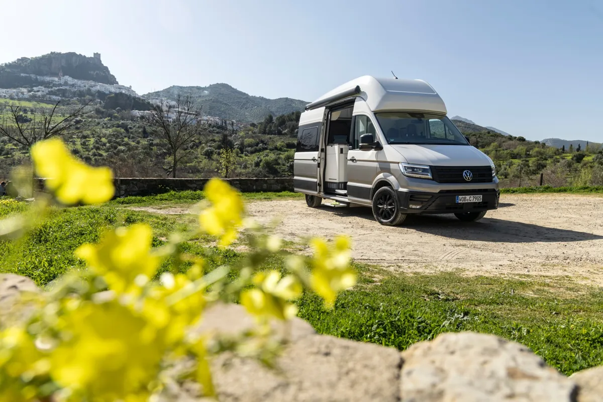 Volkswagen Grand California 600 en acampada con el toldo extendido