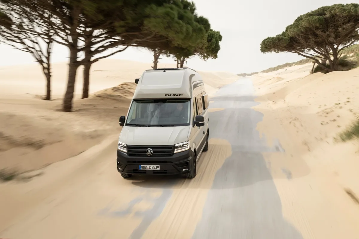 Volkswagen Grand California 680, trasera con el toldo lateral extendido