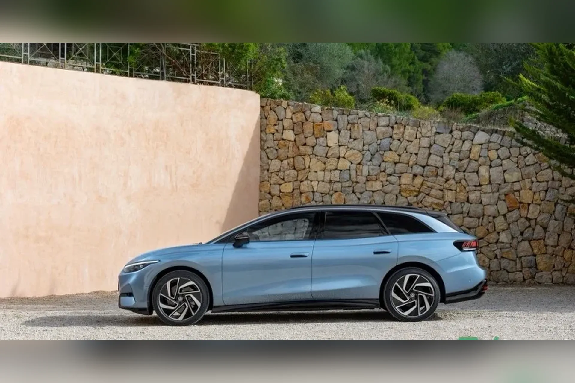 Volkswagen ID.7 Tourer Pro 2025 en autopista al atardecer