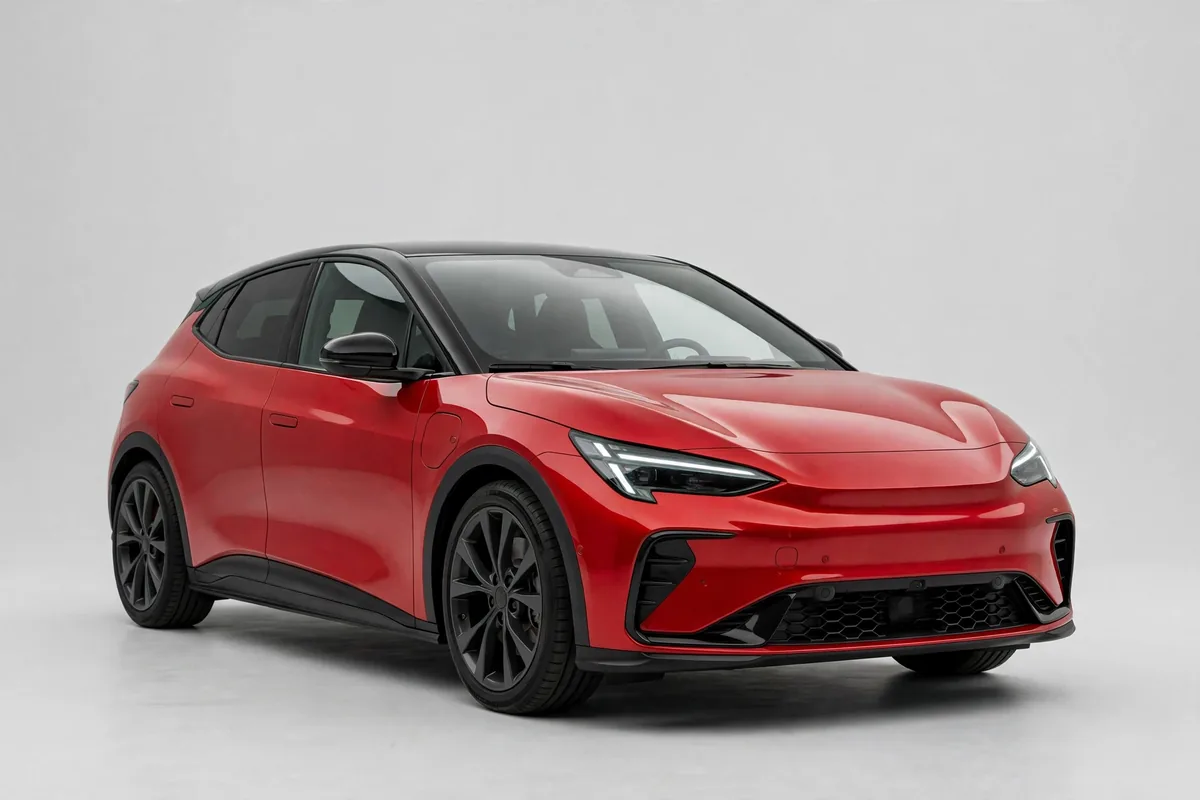Volkswagen ID.3 GTX rojo, vista tres cuartos delantera en estudio