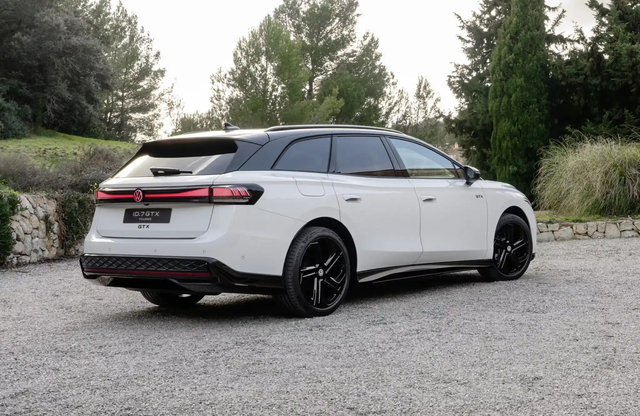Volkswagen ID.7 GTX Tourer, trasera de tres cuartos