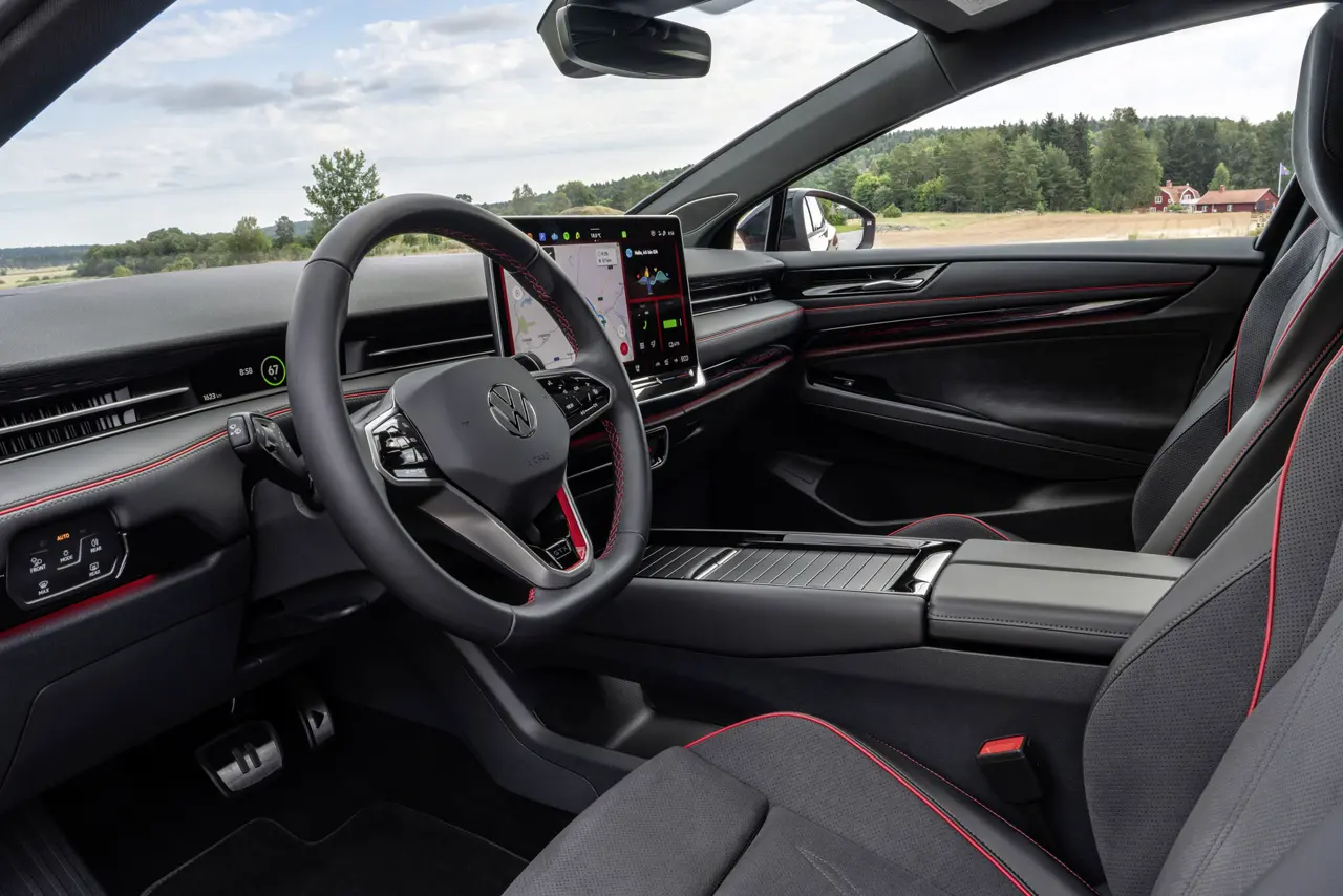 Interior del ID.7 GTX Tourer con costuras rojas