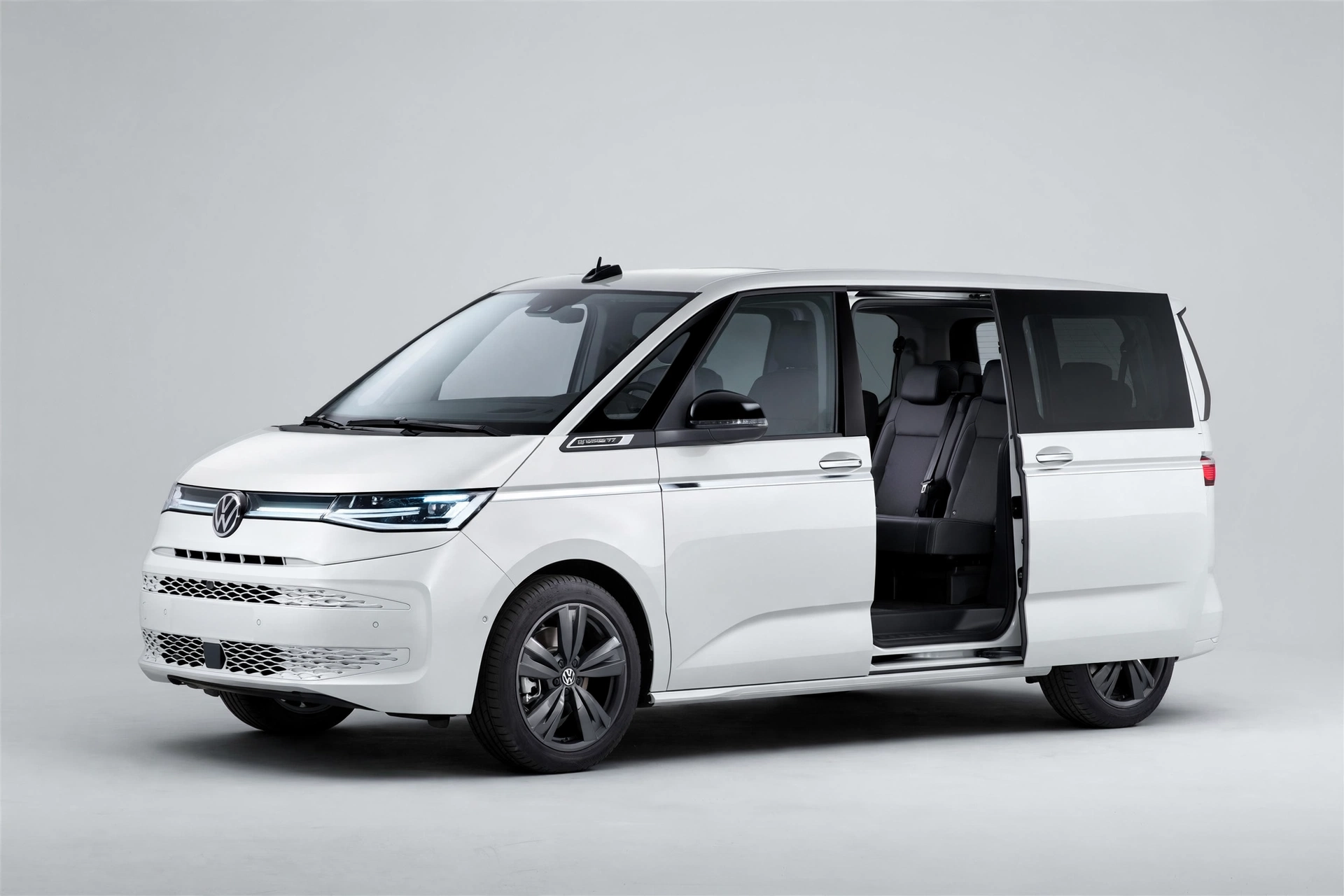 Volkswagen Multivan T7 blanco, vista tres cuartos delantera en estudio