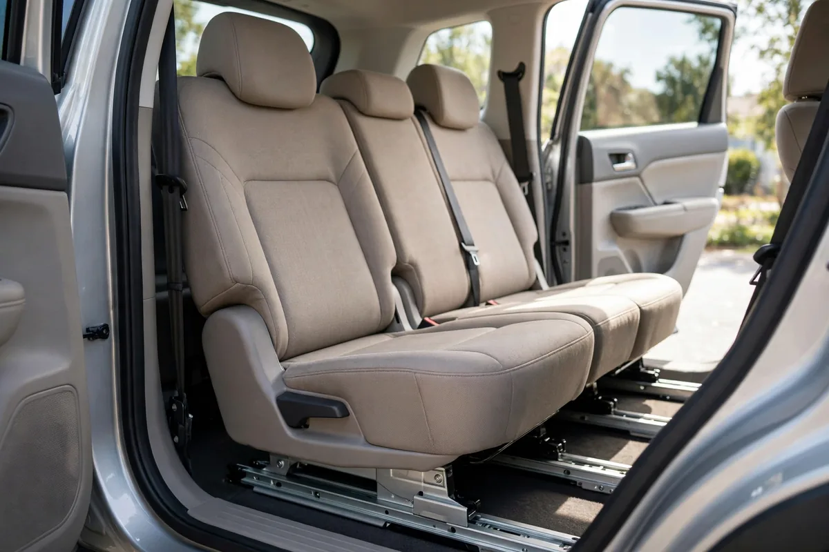 Interior del Volkswagen T-Cross con asientos traseros deslizantes