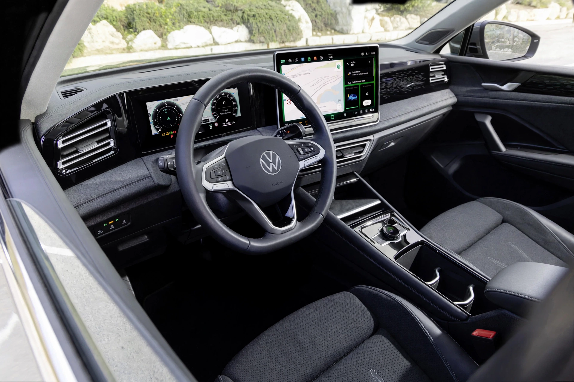 Interior del Volkswagen Tiguan con pantalla central flotante