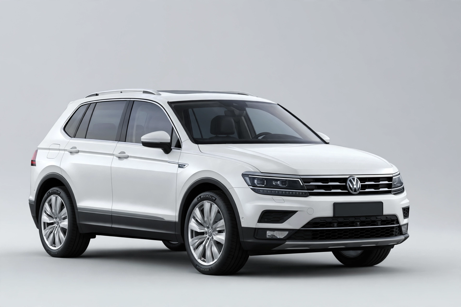 Volkswagen Tiguan blanco, vista tres cuartos delantera en estudio