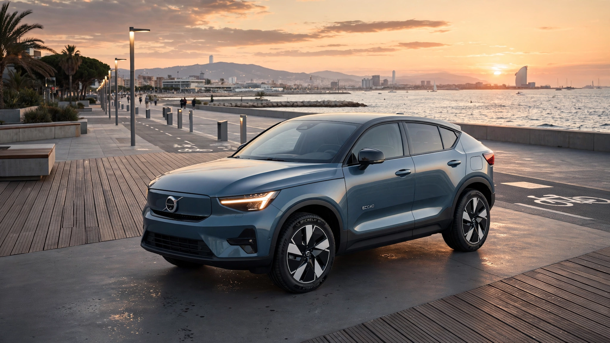 Volvo EC40, SUV coupé eléctrico en paseo marítimo
