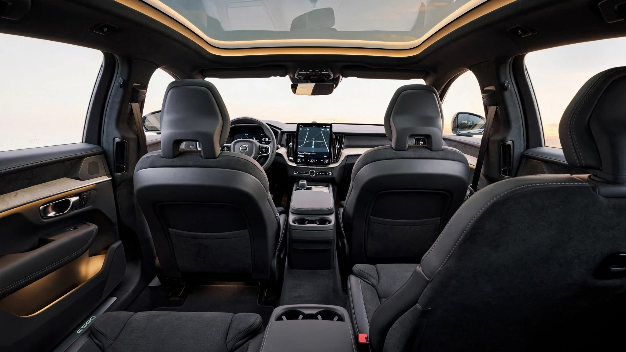 Interior del Volvo ES90 con plazas traseras espaciosas