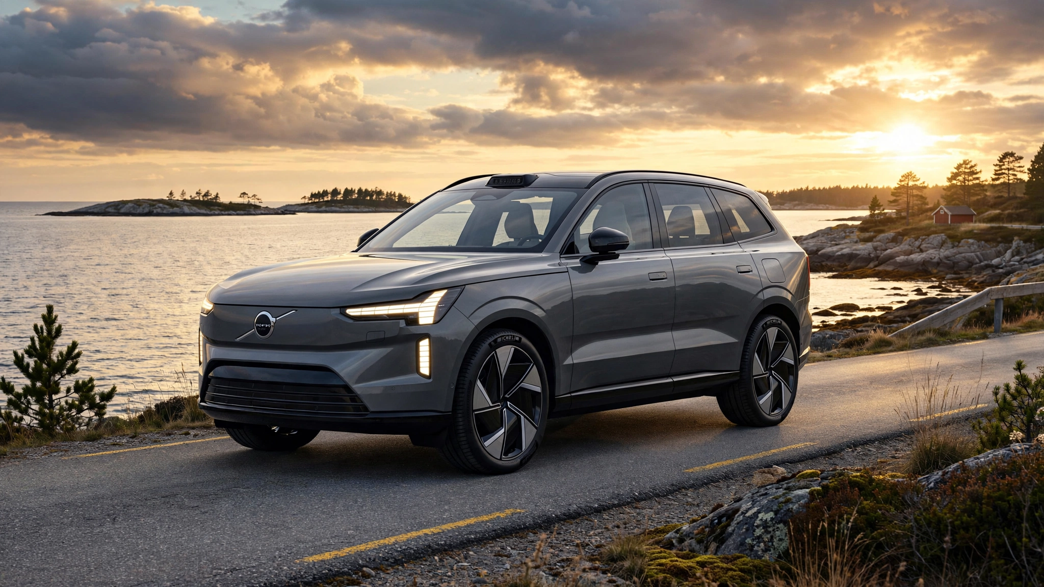 Volvo EX90, tres cuartos delantero en carretera costera