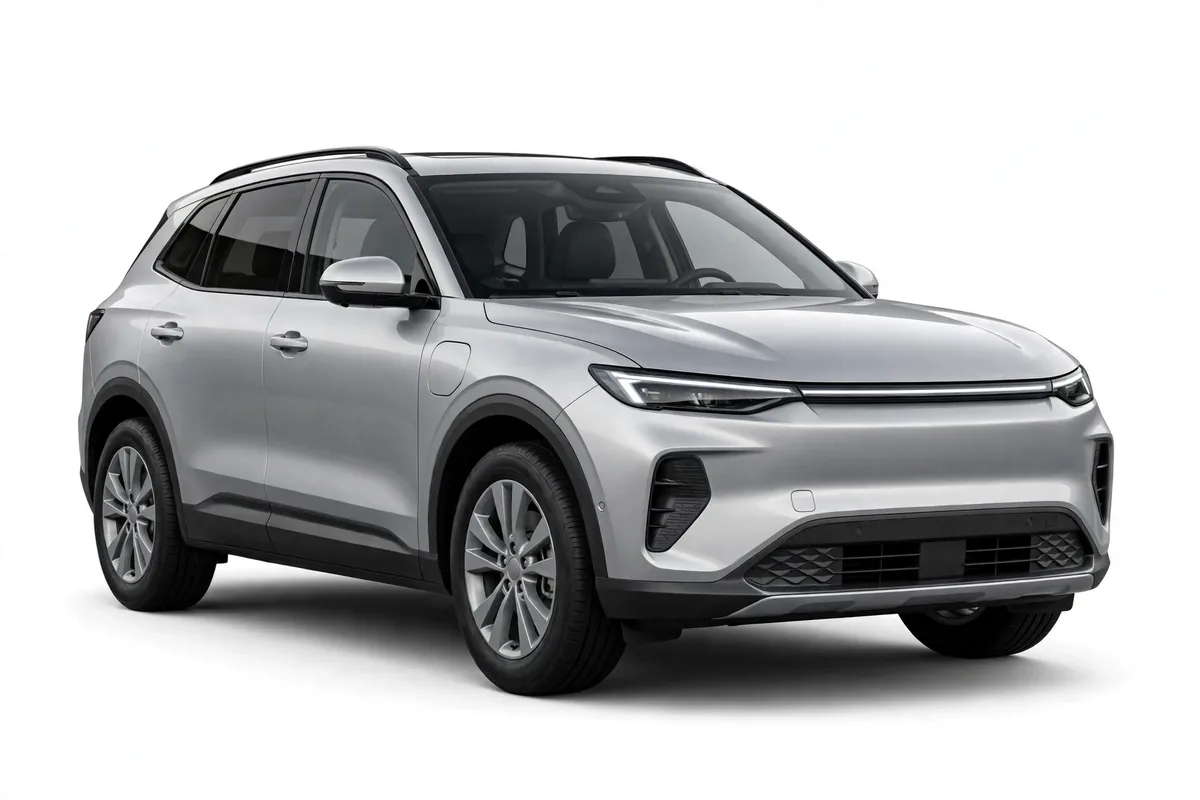 Volvo XC60 negro, vista tres cuartos delantera en estudio