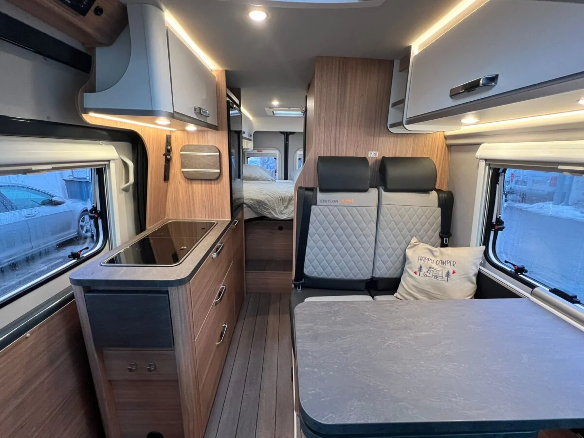 Interior del Weinsberg CaraBus Grey Edition [FIRE] 600 MQ, zona de descanso