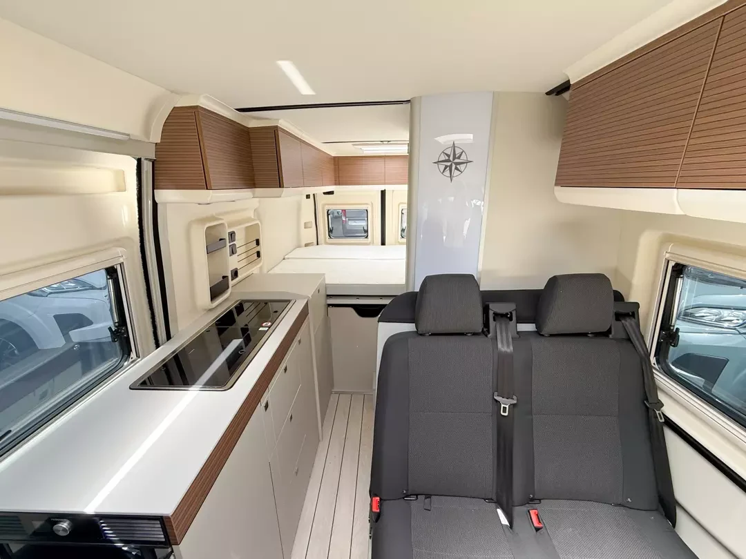 Interior de la Westfalia Columbus 600 D, salón y cocina