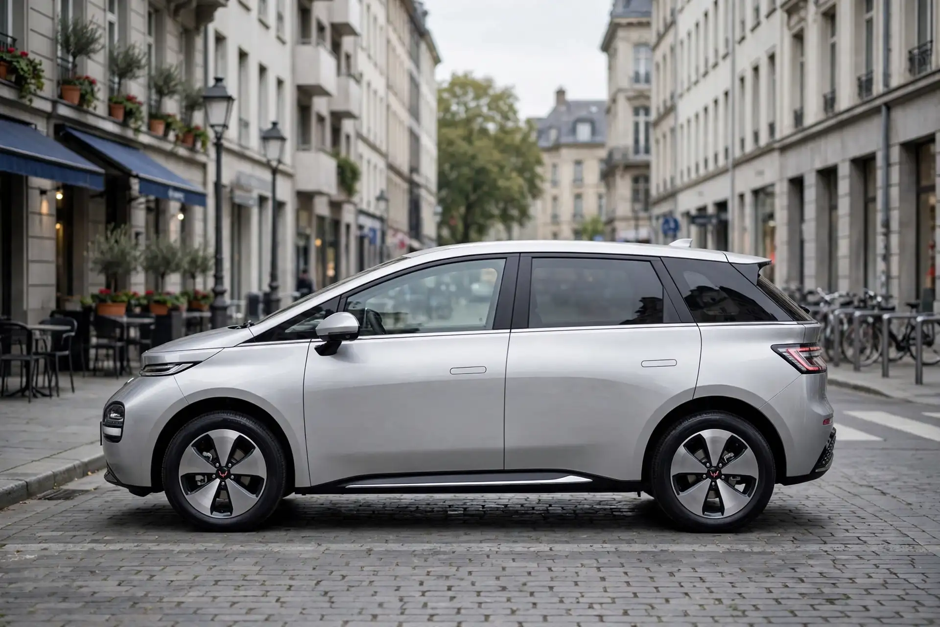 Wuling Cloud EV, vista lateral en ciudad
