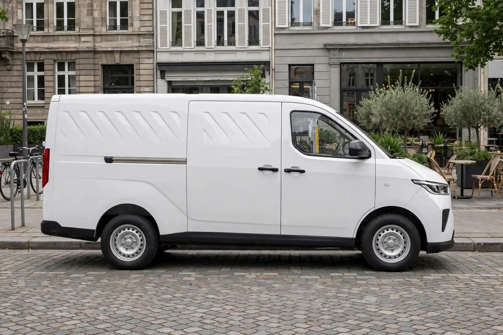 Wuling Yangguang EV, vista lateral en ciudad