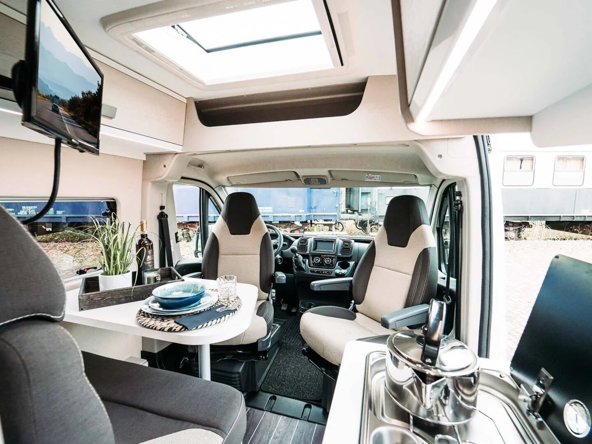 Interior del XGO X-Van 104: salón-comedor y cocina