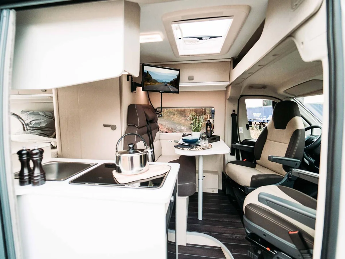 Interior del XGO X-Van 104: cocina y zona de estar