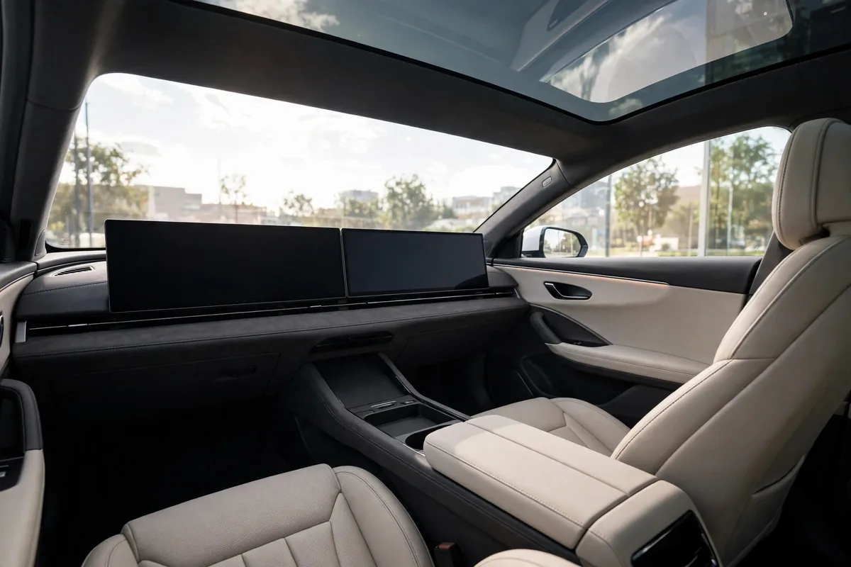 Interior del XPeng G6 con doble pantalla y techo panorámico