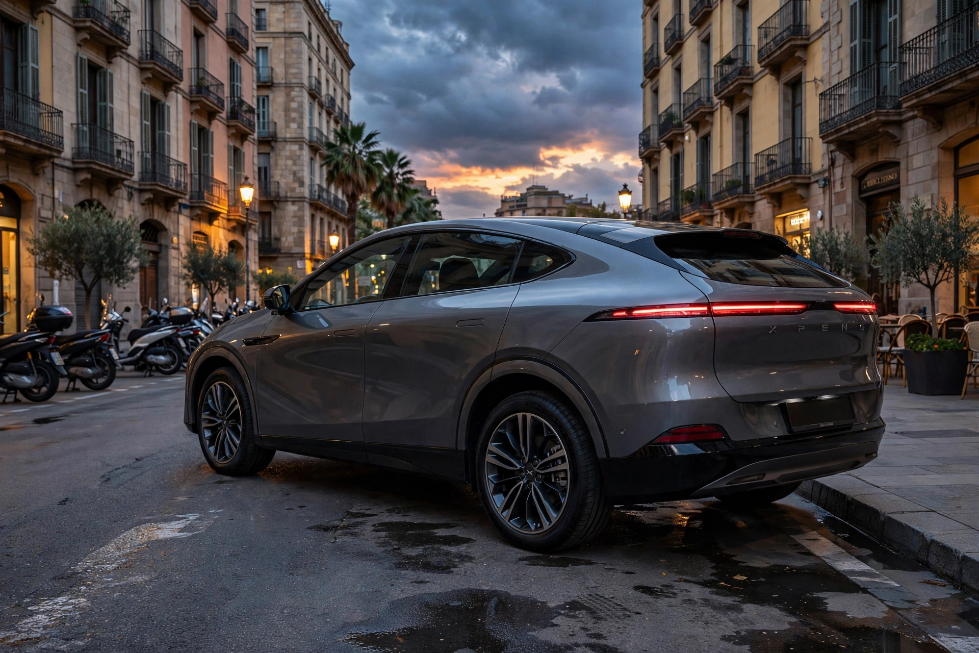 SUV coupé eléctrico XPeng G6 de color gris oscuro con banda lumínica delantera aparcado en una calle de Barcelona al atardecer
