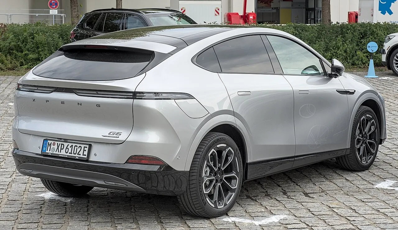 XPeng G6 AWD Performance, vista frontal con firma luminosa LED