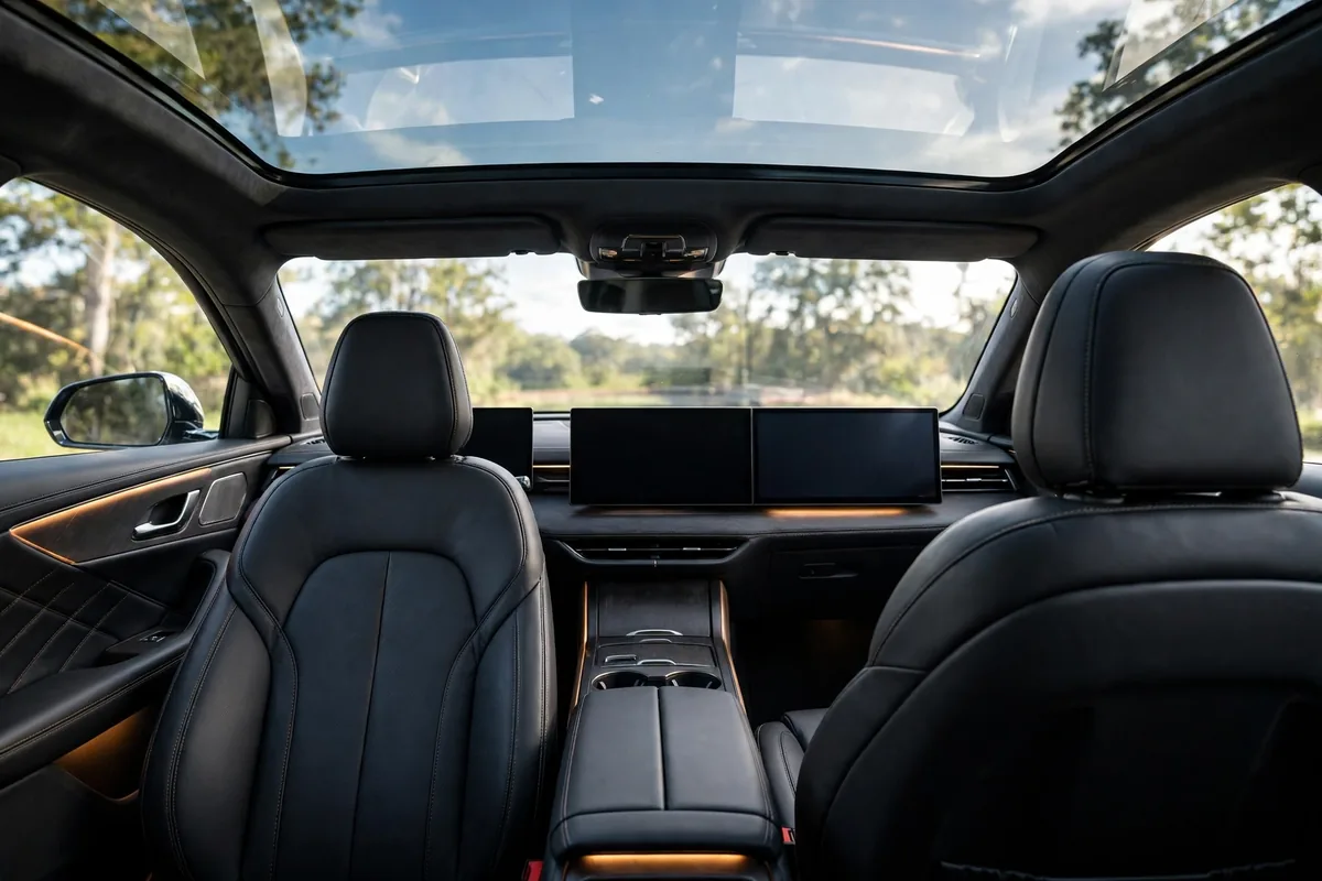 Interior premium del XPeng G9 con doble pantalla y asientos de cuero
