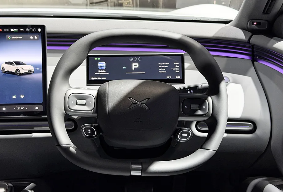 Interior del XPeng L03: volante con logo XPeng, pantalla central de 15,6 pulgadas y cuadro digital