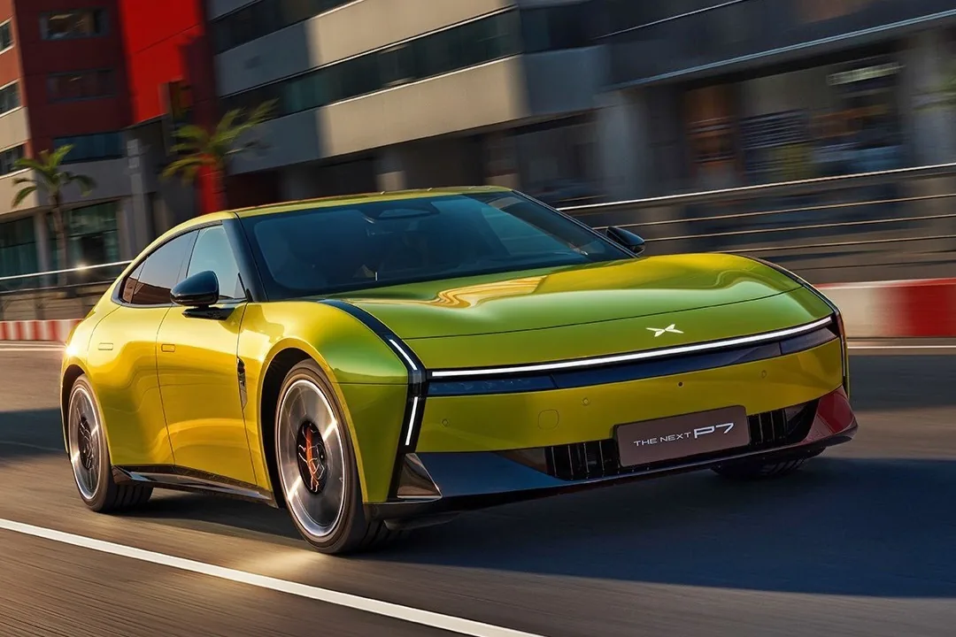 XPeng P7 de nueva generación en amarillo, berlina eléctrica en marcha vista tres cuartos delantera