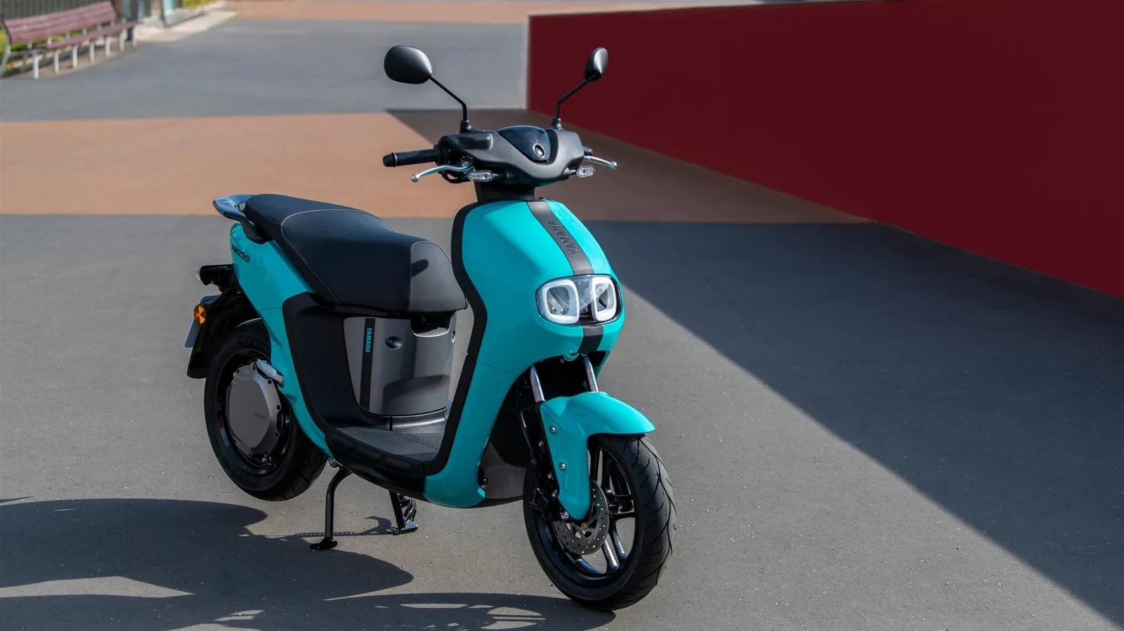 Yamaha NEO's Dual Battery, scooter eléctrico equivalente a 50cc en blanco