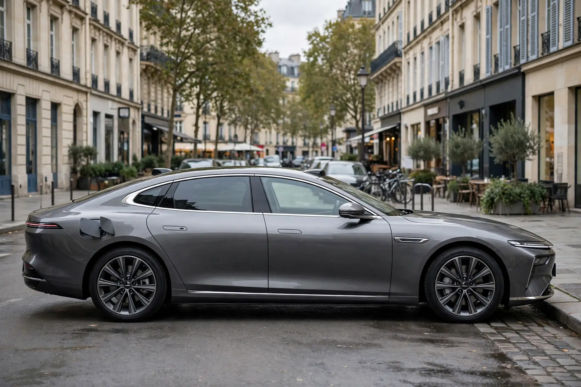 Yangwang U7 PHEV, vista lateral en ciudad europea