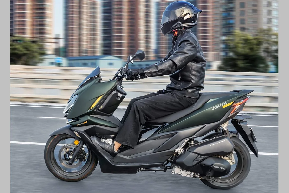 Zontes 125X 2026, vista lateral del scooter